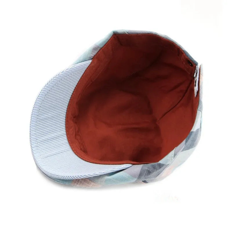 Vue latérale d'un béret homme, coupe raffinée