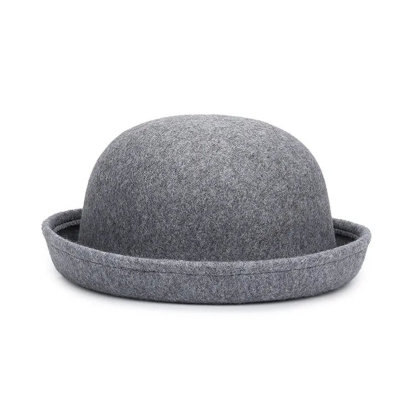 Chapeau melon avec une bordure fine, sur un fond de tissu beige