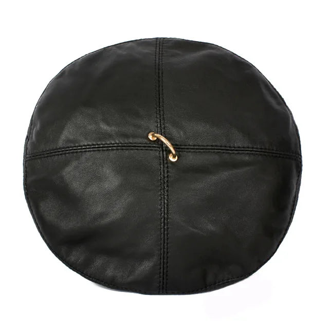 Femme élégante portant un béret en cuir, fond urbain