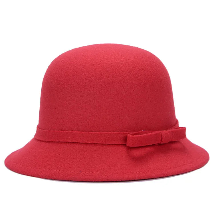 Gros plan sur le détail du ruban d'un chapeau cloche