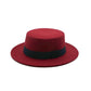 Chapeau Fedora gris clair sur un mannequin, éclairage doux