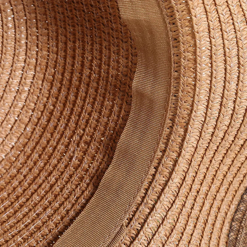 Vue rapprochée du bord du chapeau, texture aérée