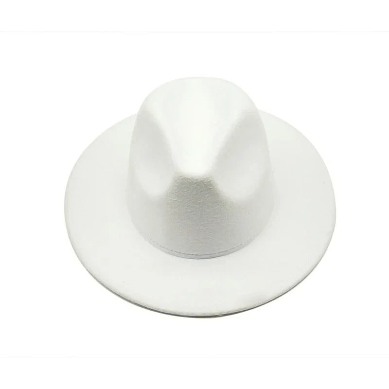 Chapeau Fedora sur un fond neutre, mettant en valeur sa texture