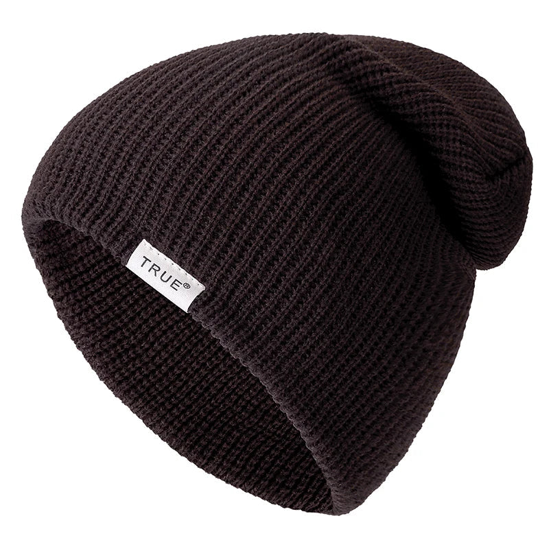 Bonnet marron en maille, enroulé sur lui-même