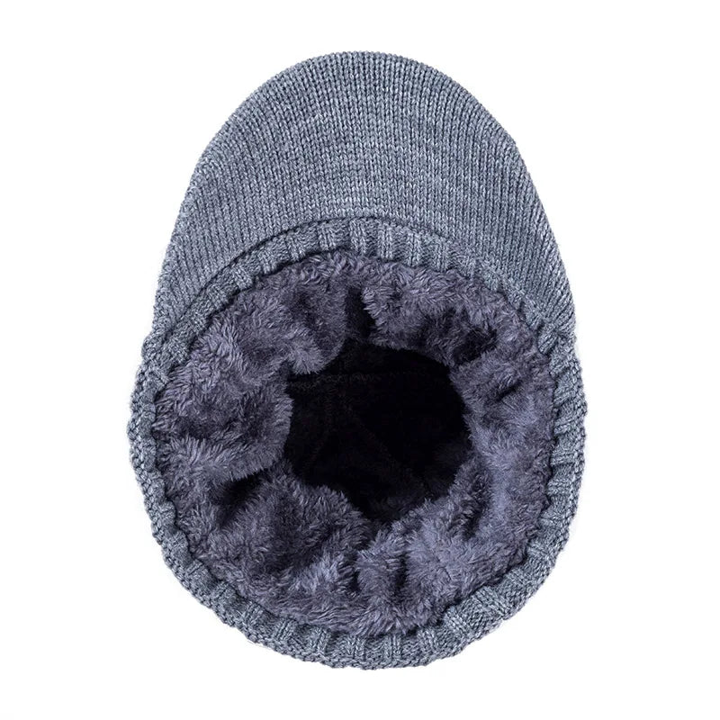 Bonnet posé sur une surface en bois, détail du tricot