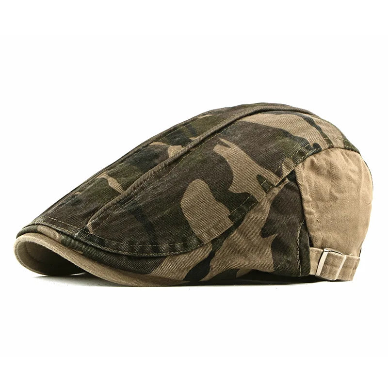Homme assis avec béret camouflage, regard pensif