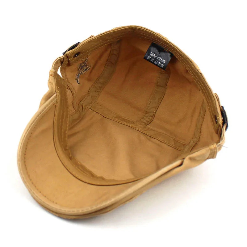 Homme ajustant un béret beige, expression détendue