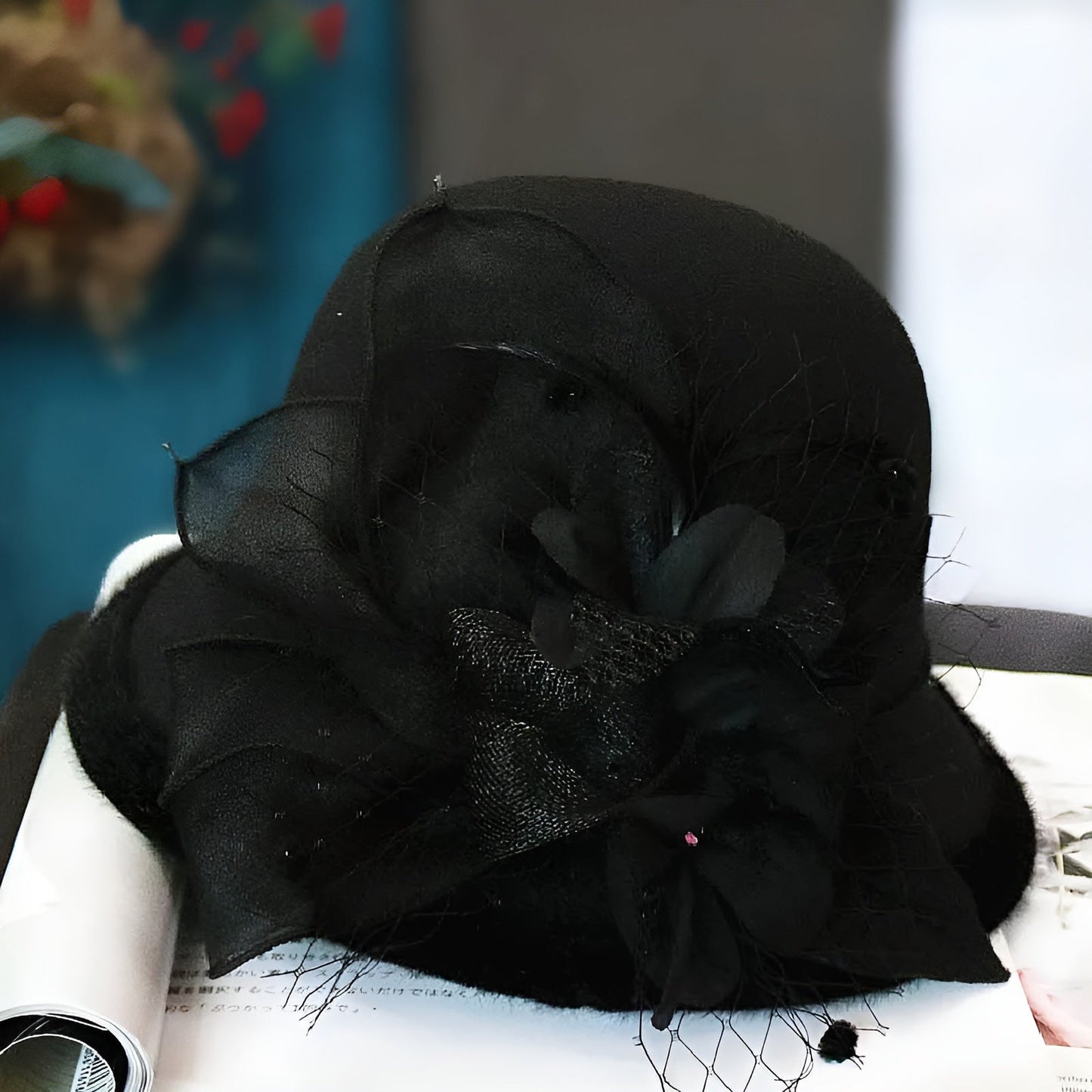 Femme souriante portant un chapeau cloche élégant