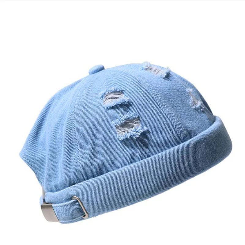 Bonnet denim sur fond neutre, montrant sa polyvalence
