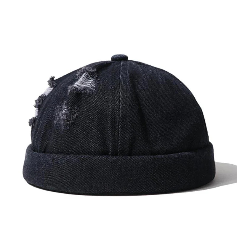 Bonnet denim ajustable posé sur une surface en bois