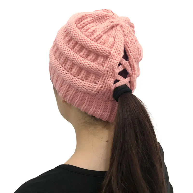 Bonnet tricoté avec ouverture pour queue de cheval