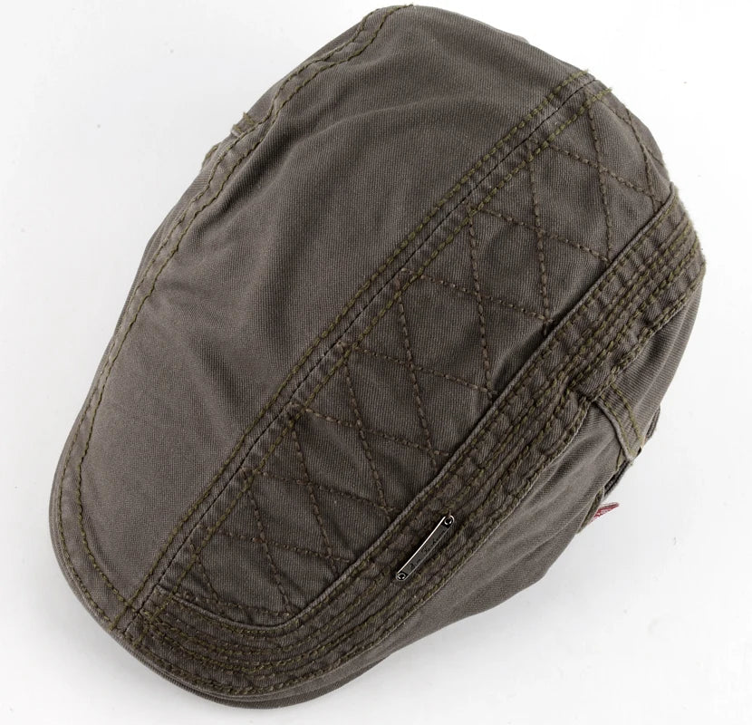 Vue latérale d'un béret ajustable, texture matelassée