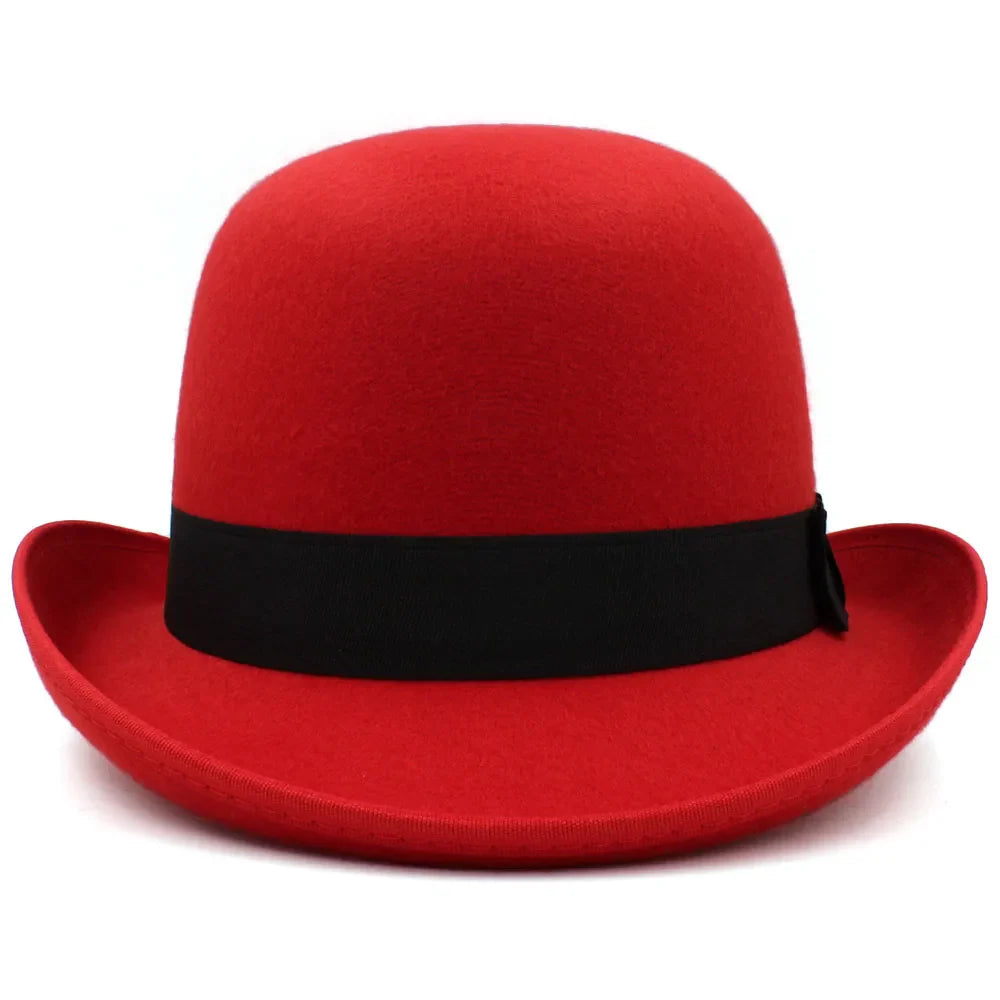 Chapeau melon sur fond gris, lumière naturelle
