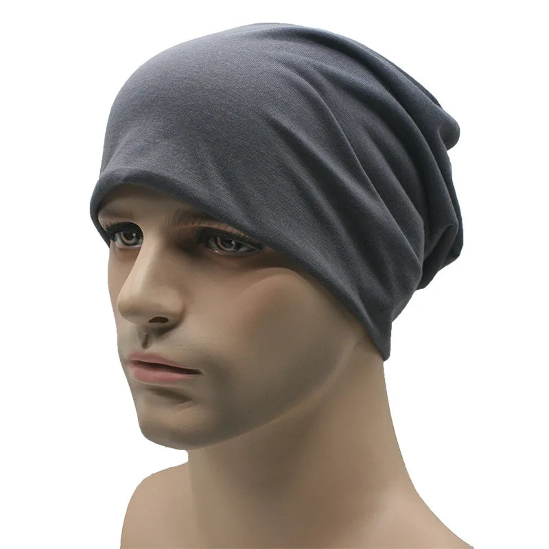 Bonnet en coton léger posé sur une surface en bois