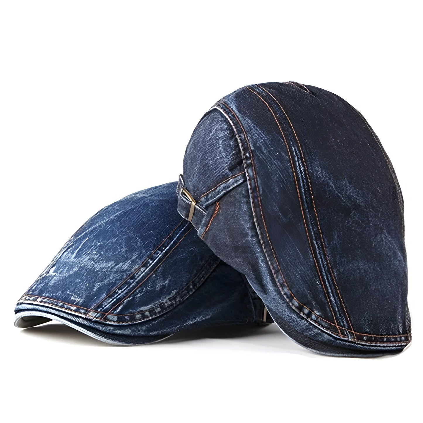 Béret gris posé sur une table en bois clair