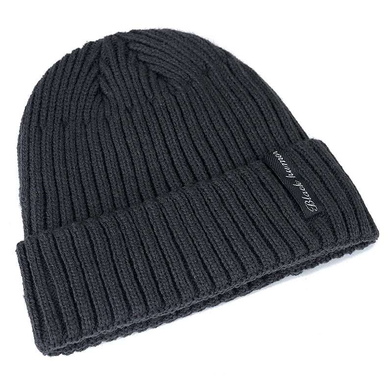 Bonnet noir sur fond neutre, design épuré et moderne