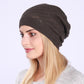 Vue de profil d'un bonnet ajouré noir porté par une femme