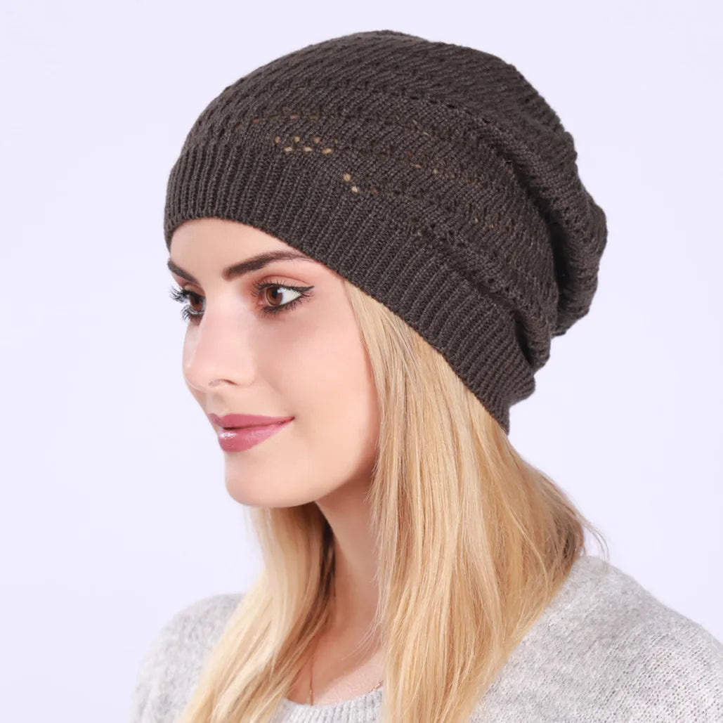 Vue de profil d'un bonnet ajouré noir porté par une femme