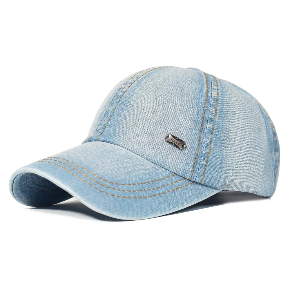 Casquette denim pliée, montrant sa flexibilité et sa texture