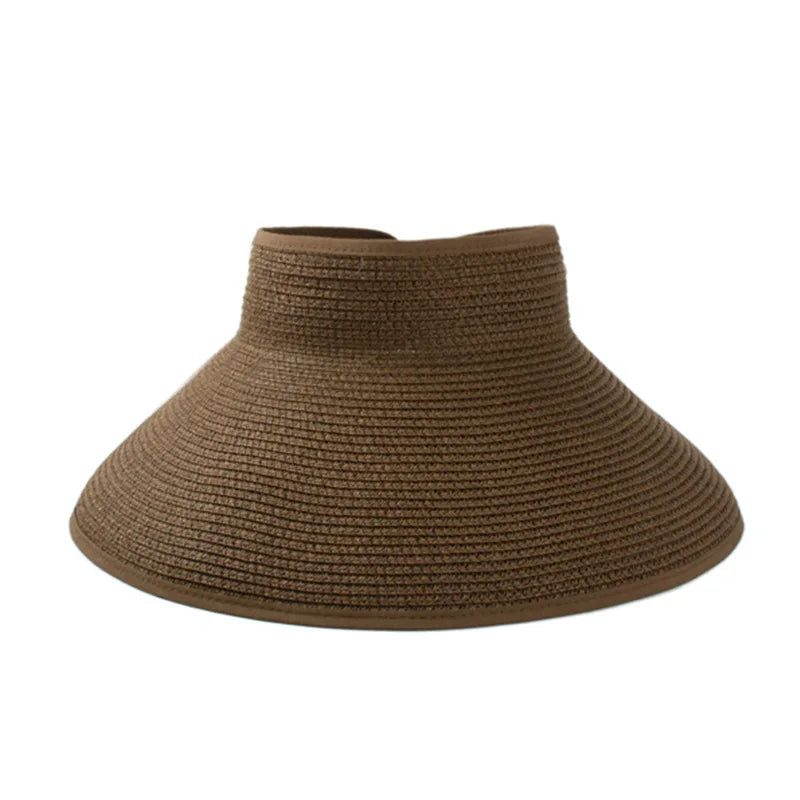 Chapeau de paille sur fond de sable et mer