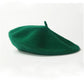 Béret basque sur un fond neutre avec une ombre douce