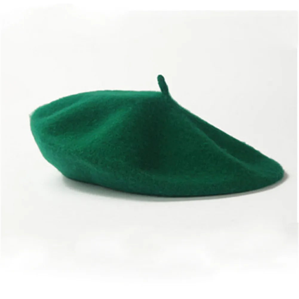 Béret basque sur un fond neutre avec une ombre douce