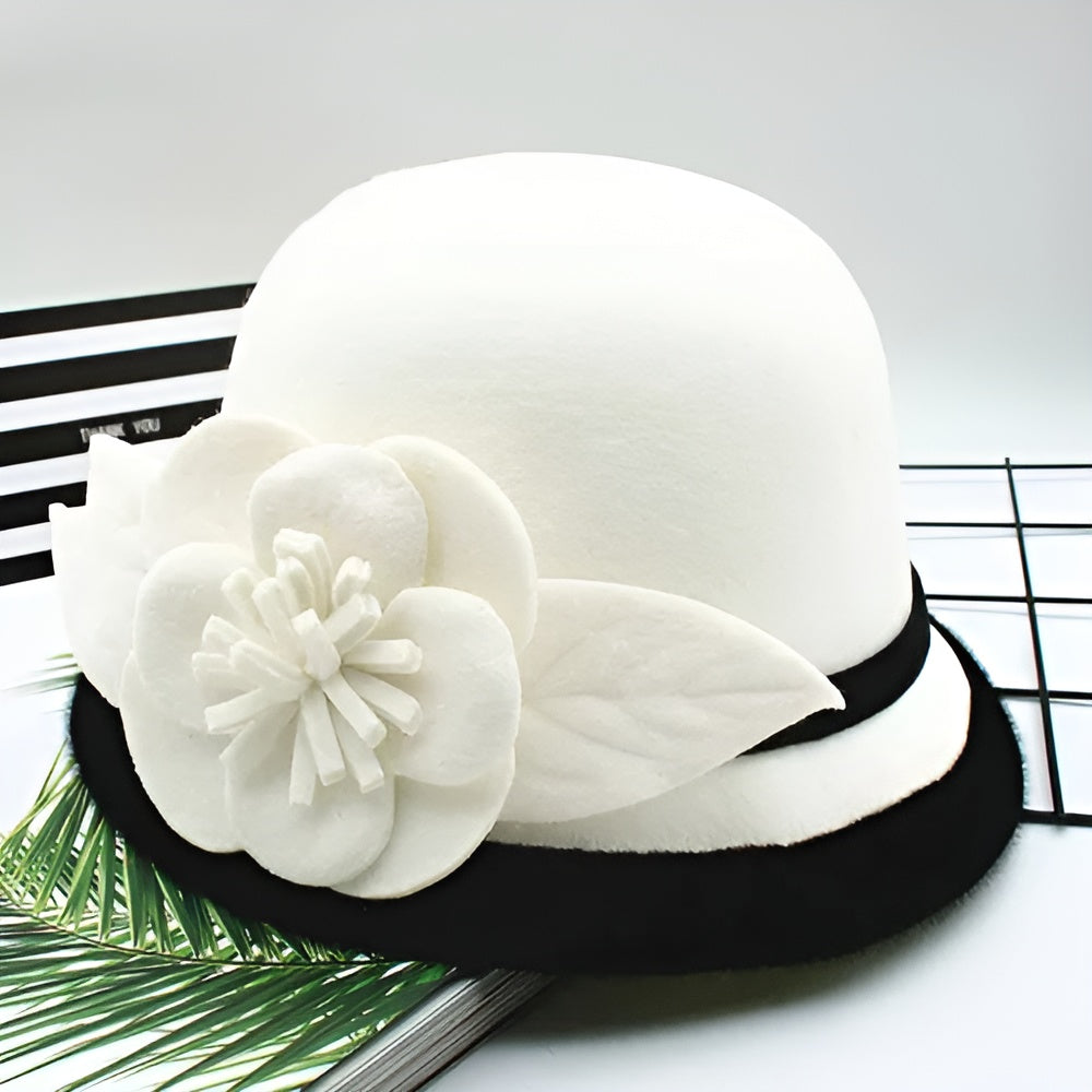 Chapeau cloche posé sur une table en bois clair