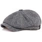 Casquette gavroche beige posée sur une surface en bois