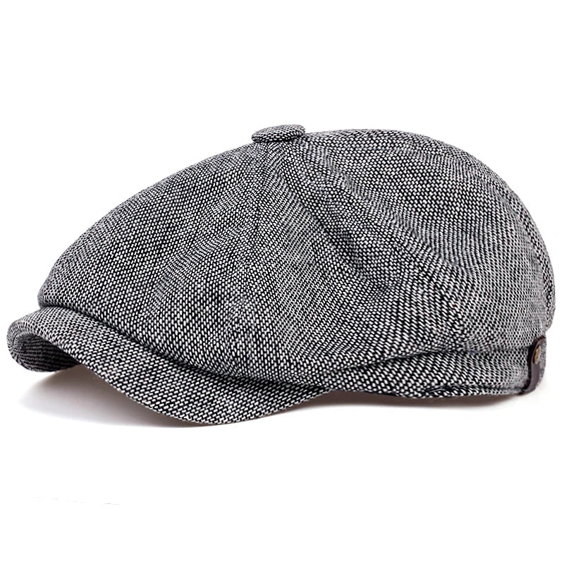 Casquette gavroche beige posée sur une surface en bois