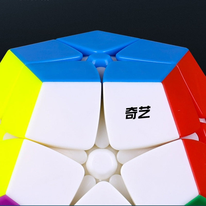 Gros plan sur les faces du puzzle montrant les couleurs vives