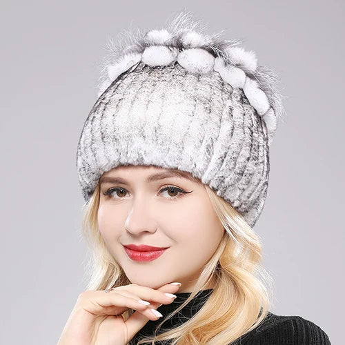 Bonnet en fausse fourrure plié sur une table