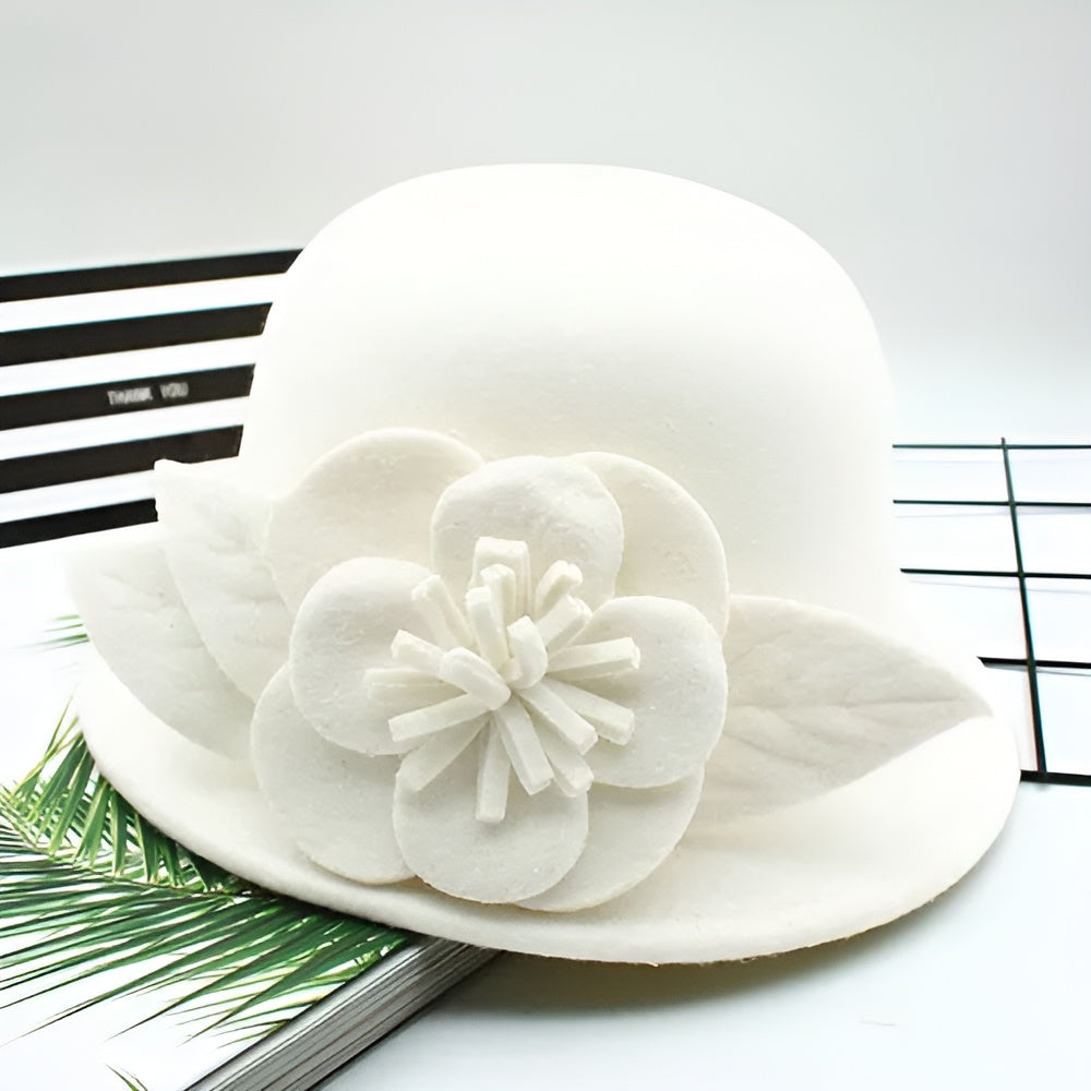 Chapeau cloche avec doublure intérieure en tissu soyeux