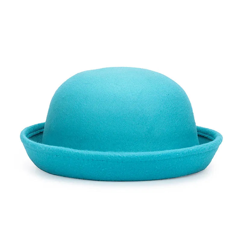 Chapeau melon en feutre, avec une légère usure visible sur le bord