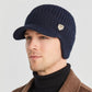 Zoom sur la visière du bonnet en tricot