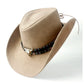 Chapeau cowboy en cuir sur fond de prairie
