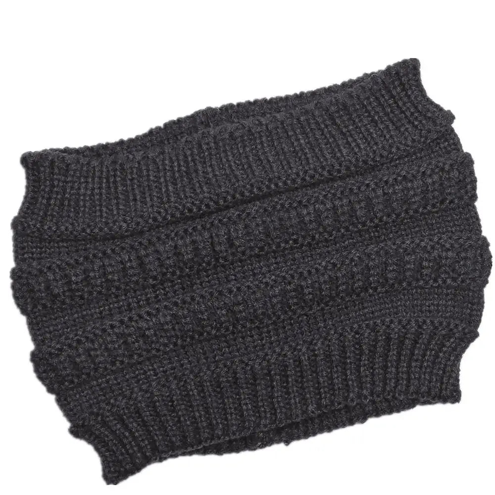 Bandeau en tricot orange posé sur une surface claire