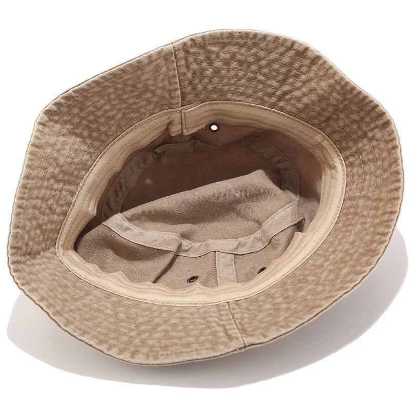 Gros plan sur un bob en coton beige avec protection UV