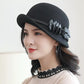 Chapeau cloche noir avec décoration florale subtile