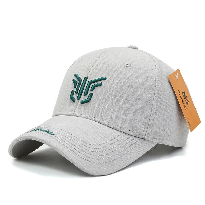 Casquette polyvalente montrée en extérieur, sur fond naturel