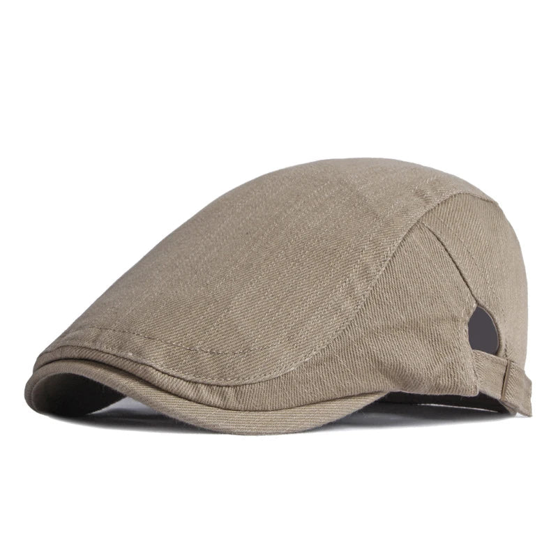 Béret bleu marine posé sur une surface en bois
