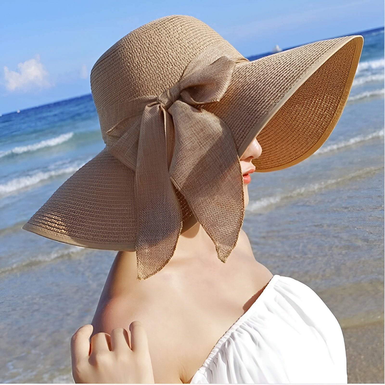 Chapeau de paille avec large bord sur fond blanc