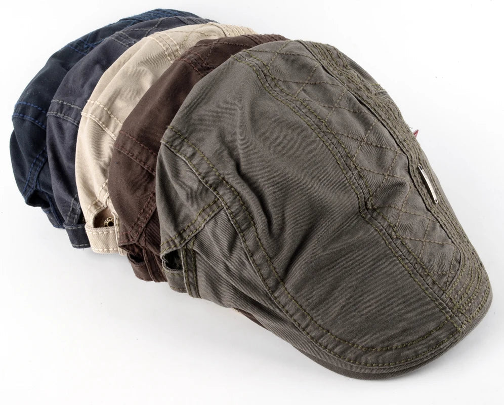 Béret plat posé sur une surface en bois clair