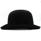 Détail du bord arrondi d'un chapeau melon noir