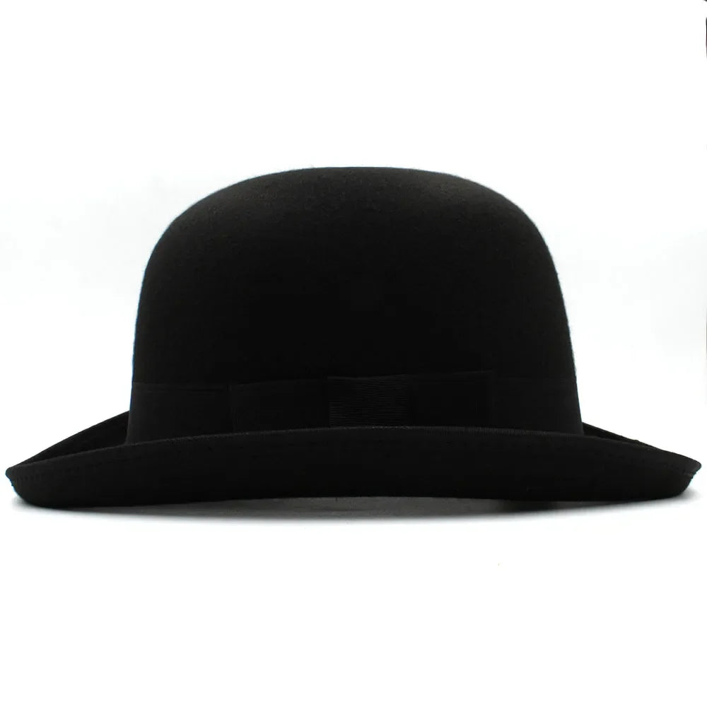 Détail du bord arrondi d'un chapeau melon noir