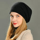 Bonnet en cachemire beige sur fond neutre, maille visible
