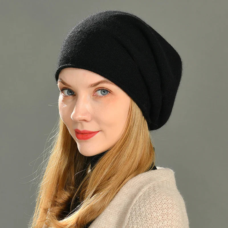 Bonnet en cachemire beige sur fond neutre, maille visible