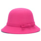 Femme souriante portant un chapeau cloche en extérieur