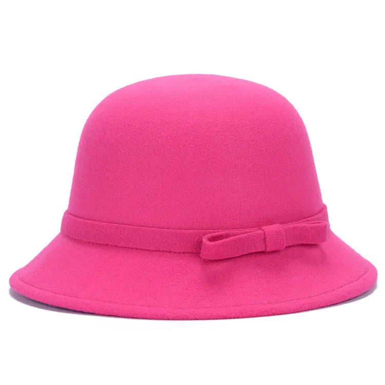 Femme souriante portant un chapeau cloche en extérieur