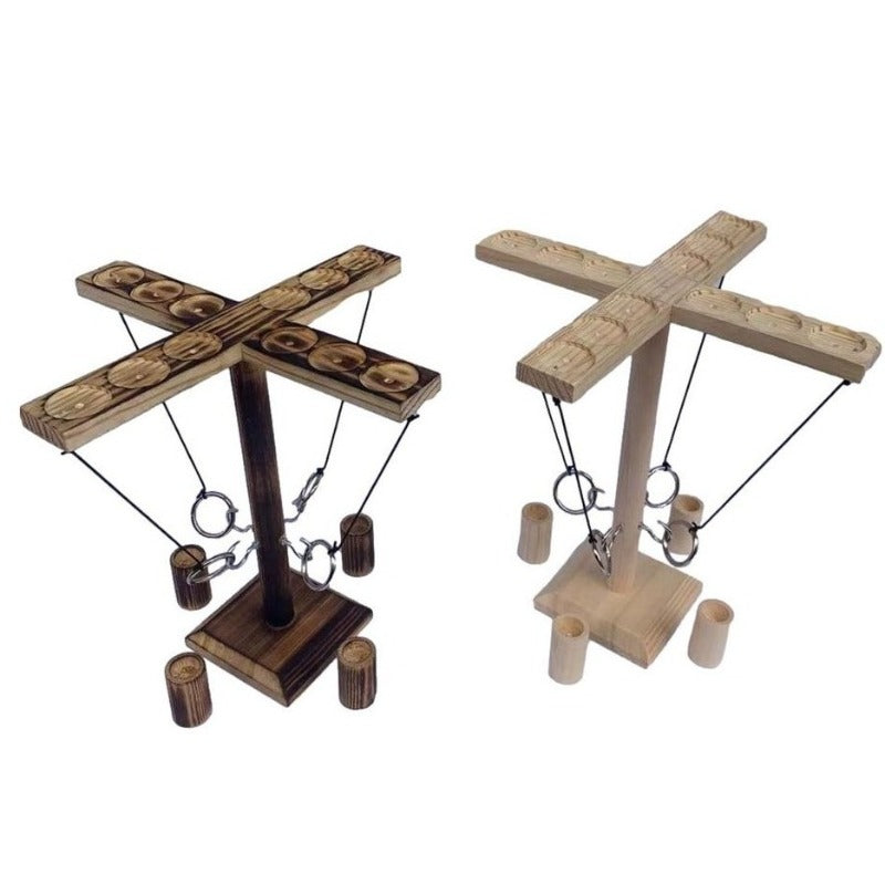 Jeu d'anneaux noir et blanc sur table en bois