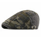 Homme en mouvement avec béret camouflage, arrière-plan urbain